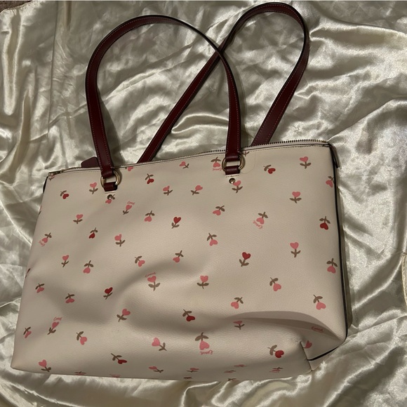 Adorable Coach Cream and Heart Print Gallery Tote Bag with Leather Handles - Picture 4 of 7